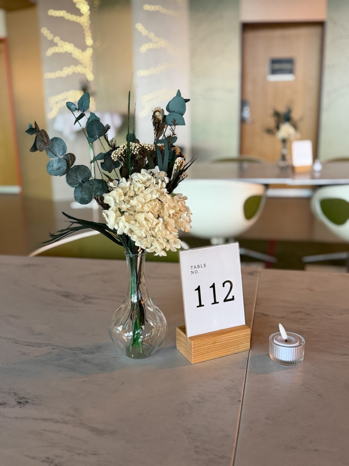 Inredning för offentlig miljö med växter och blomsterarrangemang